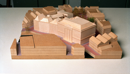 842308 Afbeelding van een houten maquette van het Utrechtse Stadhuis na verbouwing en restauratie, opgesteld bij de ...